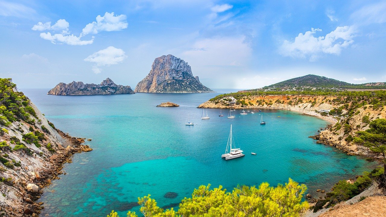 Ibizas bedste aktiviteter: Strande, kendte og natteliv