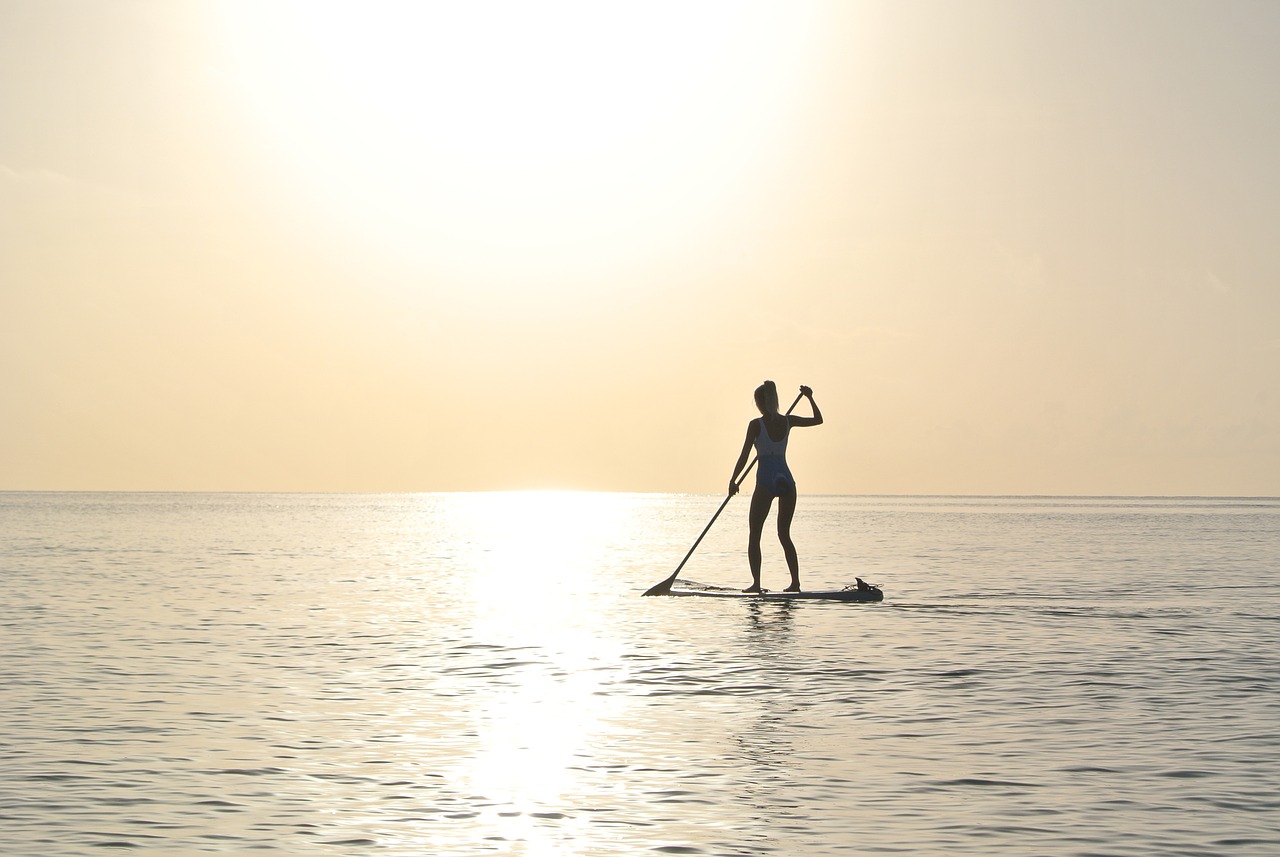 Nyd ferien ved stranden og havet med et oppusteligt paddleboard